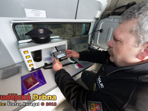 Praporčík Radek Polák předvádí vybavení schengenbusu