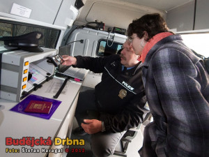 Praporčík Radek Polák předvádí vybavení schengenbusu novinářům