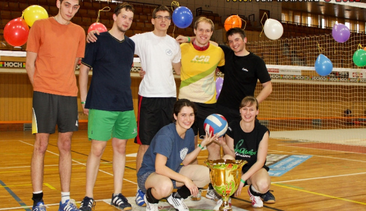 Společná fotka vítězů nultého ročníku volejbalového marathonu o pohár JU - týmu Kocobal