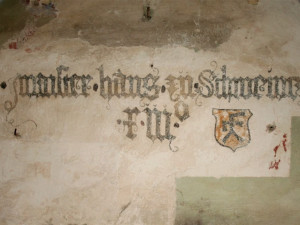 Nad vítězným obloukem byl odhalen německý pamětní nápis o vedoucím kameníků a roku dokončení přestavby kostela