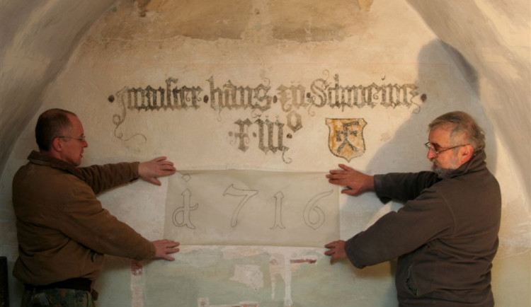 Na snímku restaurátoři Pavel Hála (vlevo) a Antonín Hamsík