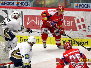 Roman Pšurný se prosazuje zpoza branky přes Vladimíra Kameše