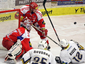 Vydarený odvrací puk od branky před Bickem a Hovorkou