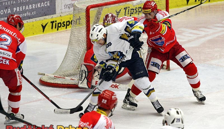 Navrátilec do sestavy Mountfieldu Peter Mikuš brání před Kovářem kladenského Marka Hovorku