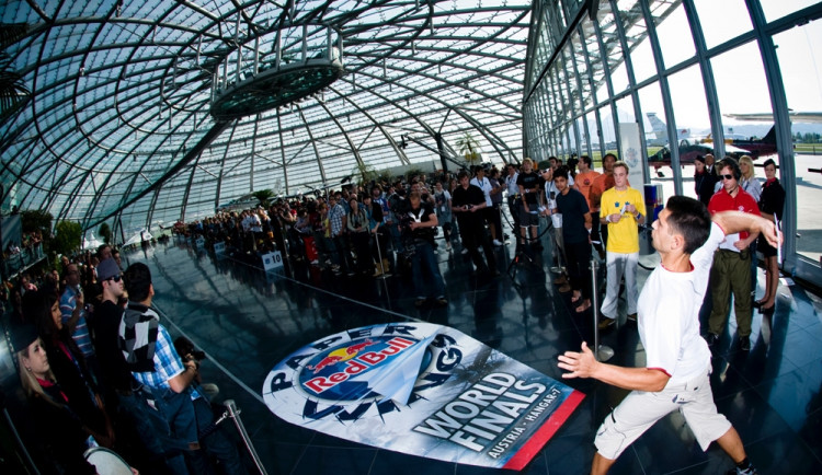 Finále Red Bull Paper Wings v rakouském Hangaru-7