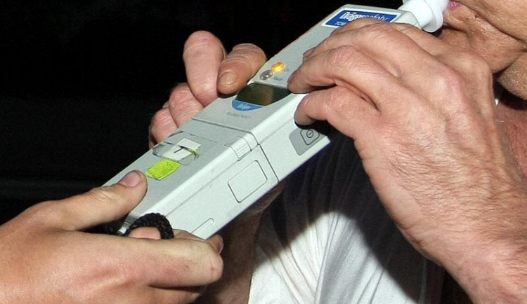 Jeden opilec z hlučné skupinky nadýchal přes čtyři promile