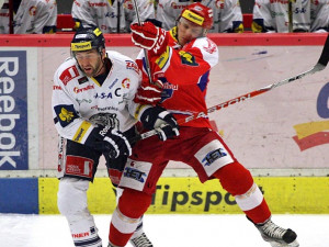 Souboj tělo na tělo Rudolfa Černého a kapitána Bílých Tygrů Petra Nedvěda