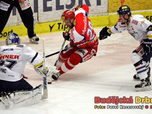 Útok Pavla Kašpaříka bráněný Lukášem Dernerem