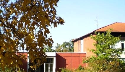 Zadní část středového pavilonu Základní školy Hluboká nad Vltavou