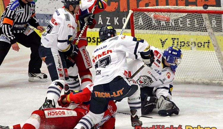 Největší šanci domácích měl ve 27. minutě Jakub Langhammer (na zemi), jenž orazítkoval horní tyčku Pincovy branky