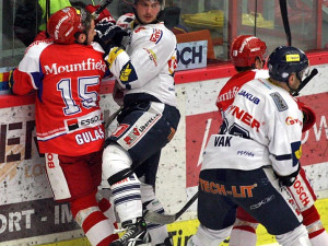 Souboj Milana Gulaše a Lukáše Dernera za Pincovou brankou