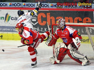 Střet Kotalíka a Bárty před zraky gólmana Mountfieldu Kováře