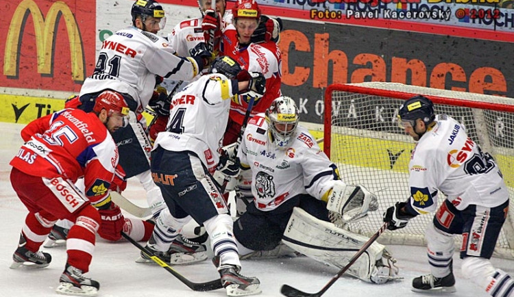 Jeden z nevyužitých závarů Mountfieldu před libereckým gólmanem Vošvrdou