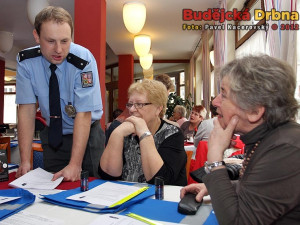 Policista Miroslav Syrovátka při diskuzi se seniory