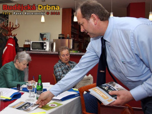 Václav Kovář z BESIPu rozdává informační materiály