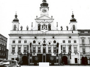 Takto byla znetvořena českobudějovická radnice k padesátinám Adolfa Hitlera v dubnu 1939