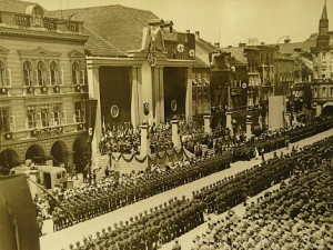 Tribuna krajského sněmu NSDAP na budějovickém náměstí v červnu 1939, kde stanul Hans Westen jako komisařský krajský vůdce