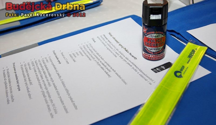 Každý z příchozích dostal pepřový sprej
