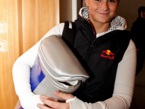 O roznášení plechovek se starala například tato krásná slečna