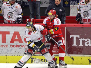Jeden ze soubojů slovinského zadáka v dresu Českých Budějovic Aleše Kranjce