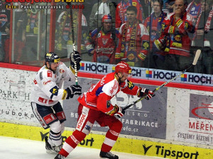 Pavel Kašpařík před hostujícím bekem Lukášem Dernerem