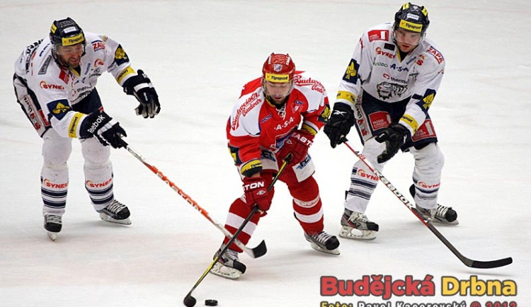 Milan Gulaš mezi bránící libereckou dvojicí Petr Nedvěd (vlevo) a Marek Trončinský