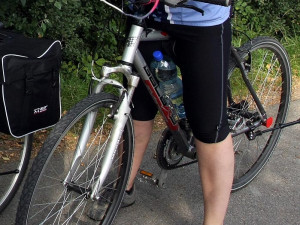 Páteční srážka cyklisty se skútrem se neobešla bez zranění