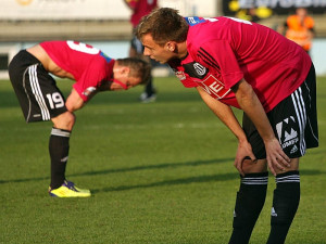 Hořkost v tvářích domácích fotbalistů po nepovedeném závěru