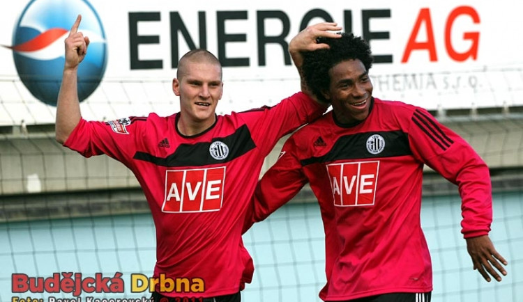 Zdeněk Ondrášek se raduje po boku Sandra z jednoho svého gólu