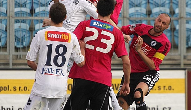 Hlavičkový souboj Tomáše Řepky s Radkem Mezlíkem