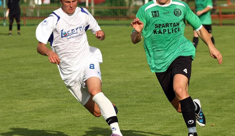 Rudolfov na podzim padl v Kaplici 1:3. Při jarní odvetě však fotbalisté z Perštátu vrátili Spartaku tuto porážku i s úroky. Na snímku Miroslav Syrovátka (vlevo) a kaplický Josef Gondek