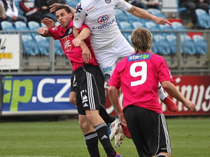 Hlavičkový souboj Michala Klesy s Vítem Valentou