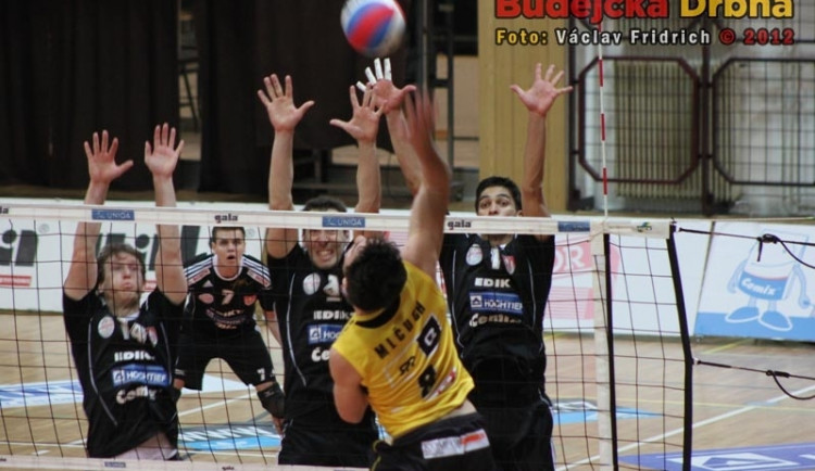 Trojblok Zapletala, Sukuby a Rojase (zleva) při včerejším prvním zápase