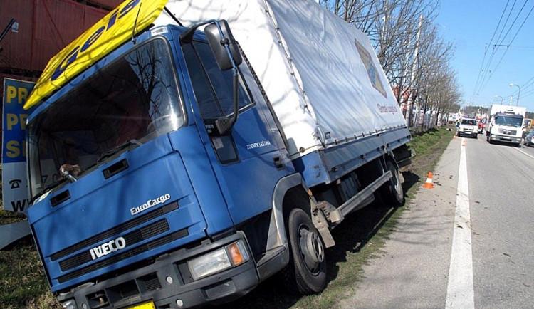 Nehoda nákladního automobilu na Borku