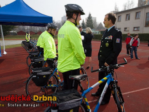 Každé kolo má brašnu, do které se musí vejít vysílačka, autolékárnička, vybavení na nejnutnější servis v terénu a svačina, nezbytná výbava cyklistů