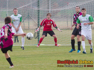Chvíle před jedinou brankou Hluboké, Benhák natáhl zpoza vápna, míč před brankářem Komrskou zaplaval a bylo to