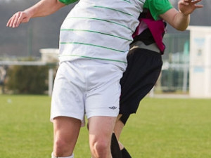 Obránce hostů Eduard Janeček zpracovává Miroslava Kučeru