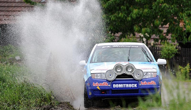 V loňském roce se posádky musely vypořádat se silným deštěm. Na snímku budějcko-krumlovská posádka Josef Koupal a Pavel Kacerovský