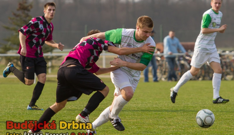 Kapitán Roudného Libor Matoušek v souboji se střelcem jediné hlubocké branky Kamilem Benhákem