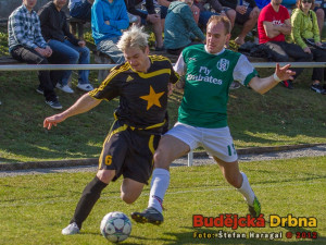 Domácí David Štěcha dokázal vypíchnout Tomáši Machnykovi míč