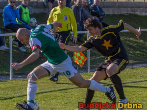 Petr Holba se po střídání snažil rozpohybovat hru Jankova, na body to nestačilo. Na snímku ho fauluje Tomáš Konvička