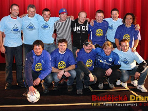 Áda Větvička, Jarda Kužel a Jarmil Hubáček dorazili v neděli večer společně s fotbalisty Zlaté Koruny do budějckého multikina CineStar, kde se promítal v předpremiéře film Okresní přebor