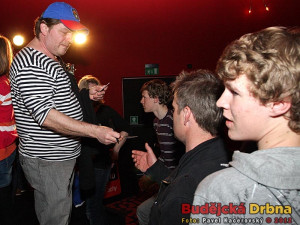 Leoš Noha rozdává podepsané kartičky