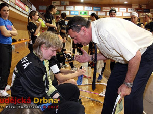 Kouč United Ivan Janoušek při rozmluvě s gólmankou Kristýnou Petržalovou