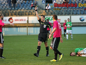 Kapitán Dynama Roman Lengyel vyfasoval za faul na Lukáše Třešňáka žlutou kartu