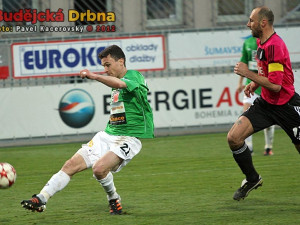 Lengyel v tento moment sledoval osamoceného kanonýra Davida Lafatu z povzdálí