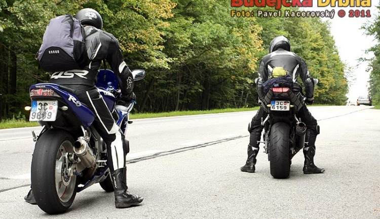 Také v letošním roce lze očekávat, že si policisté na motorkáře posvítí. Snímek byl pořízen vloni v srpnu u Lišova při bezpečnostní akci Adrenalin