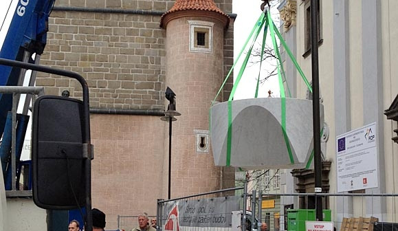 Pětitunová oltářní mensa před katedrálou sv. Mikuláše