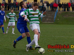 Nejlepší střelec krajského přeboru Kučera se na Rudolfově neprosadil, na snímku ho brání Vyskočil