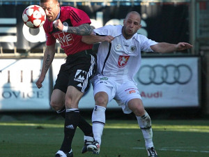 Obranu Dynama opět držel Tomáš Řepka. Na snímku přetlačil Tomáše Mrázka